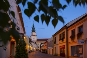 Večerní pohled ze Ztracené ulice na věž zámku