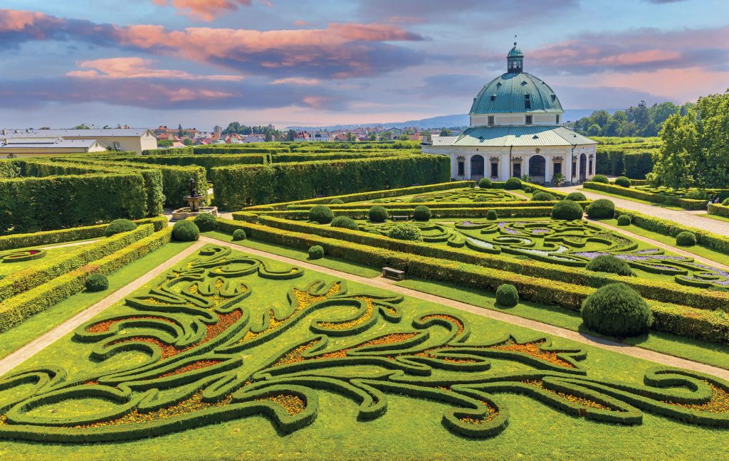 Rotunda a květinové záhony z výšky terasy kolonády, Květná zahrada