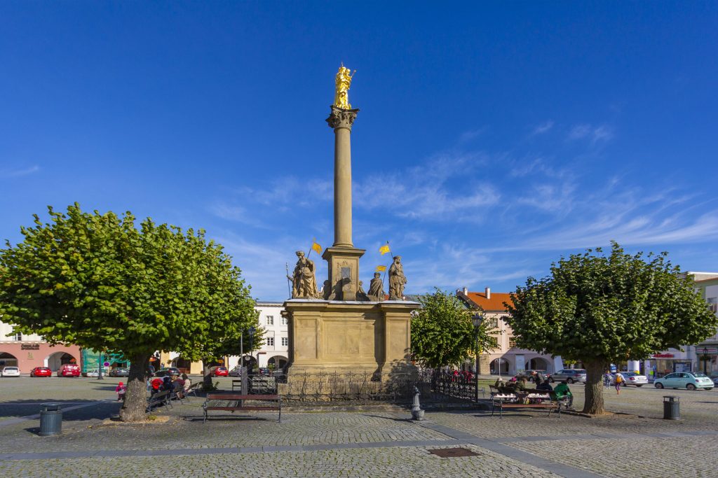 Mariánský sloup se sochou Panny Marie na Velkém náměstí v Kroměříži