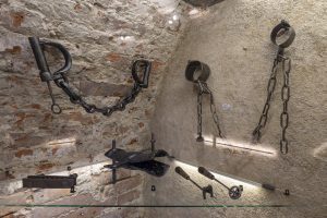 Mučící nástroje v expozici Historie ukrytá pod dlažbou města