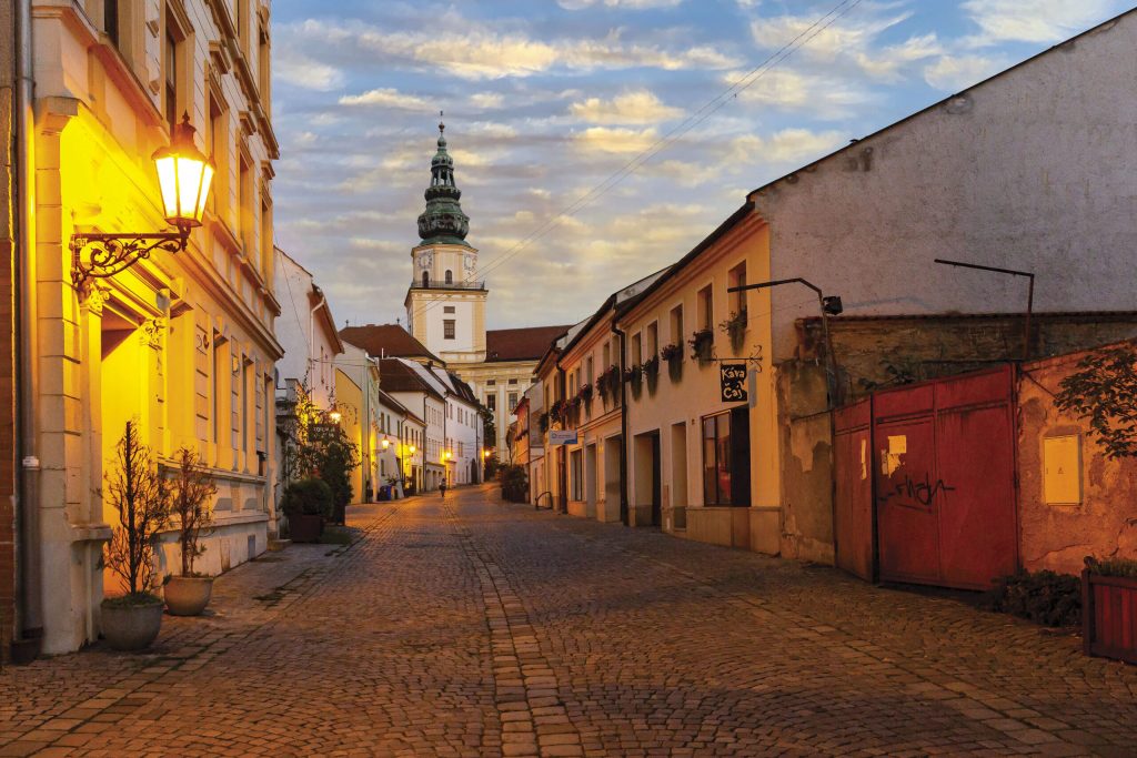 Večerní pohled ze Ztracené ulice na věž zámku