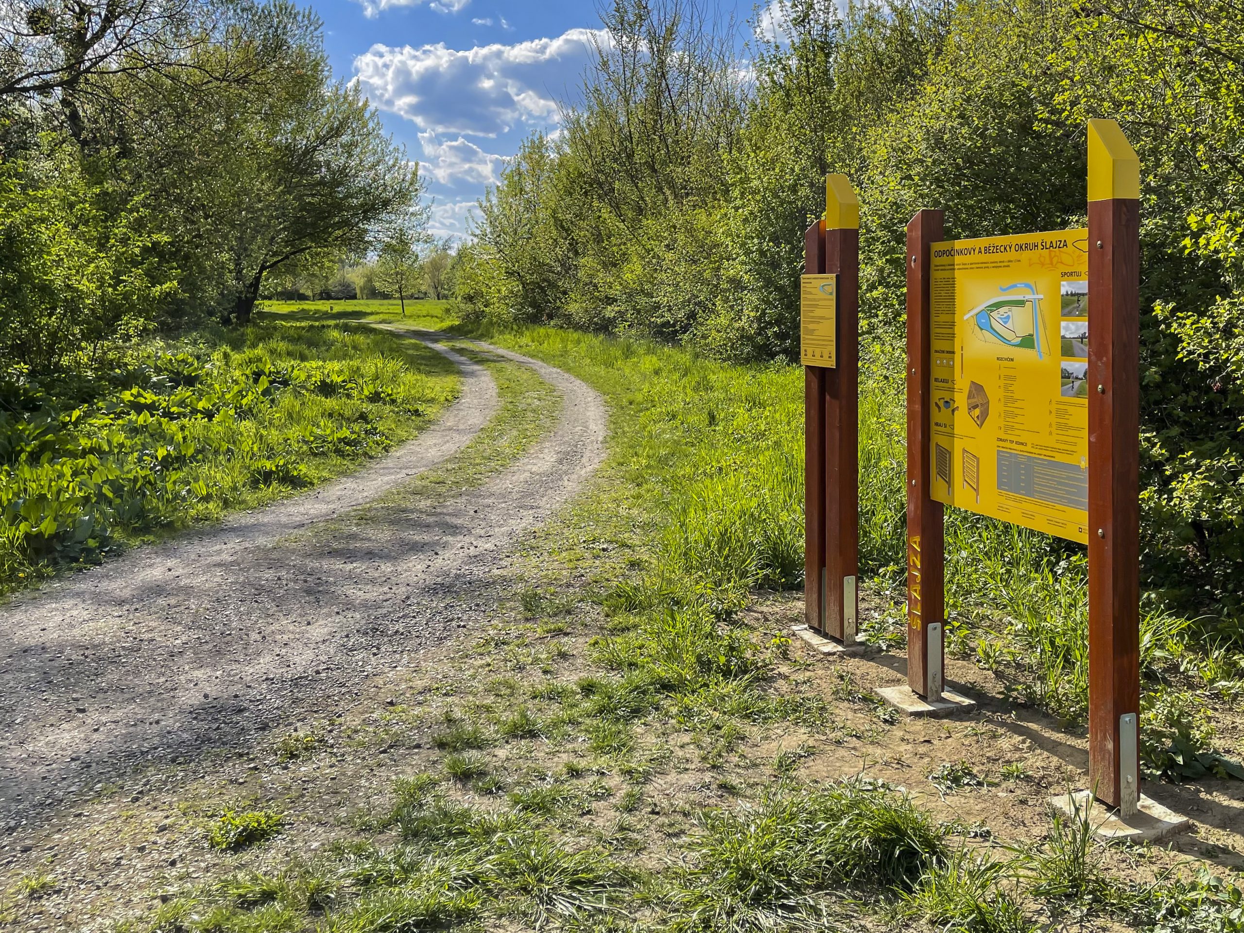 Stezka a naučná cedule v areálu Šlajzy