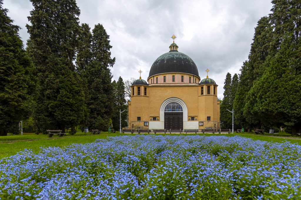 Pohled na Kostel svatých Cyrila a Metoděje přes květinový záhon