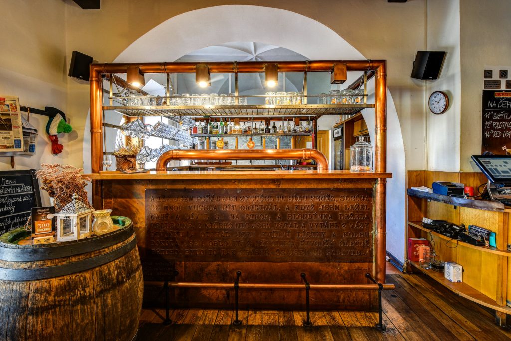Hlavní bar restaurace a pivovaru Černý orel