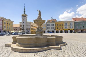 Kašna na Velkém náměstí s budovou radnice