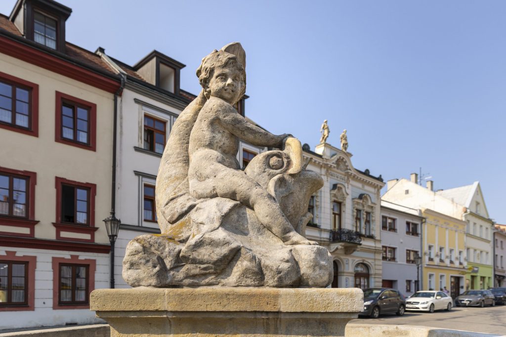 Detail putta na delfínu na kašně na Riegrově náměstí