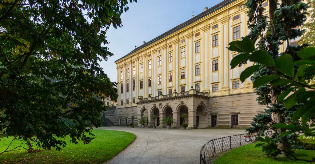 Arcibiskupský zámek v Kroměříži, vstup do saly terreny