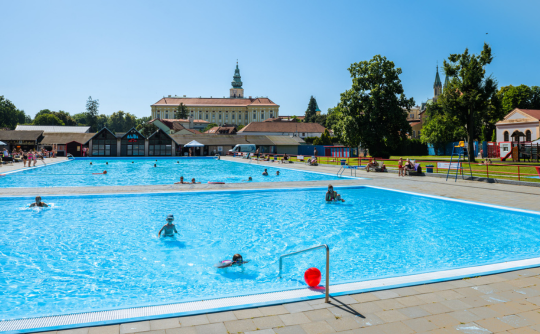 Koupaliště Bajda v Kroměříži s výhledem na Arcibiskupský zámek 