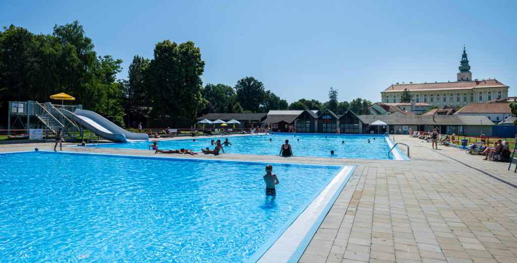 Koupaliště Bajda s výhledem na památku UNESCO