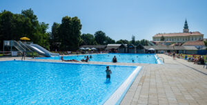 Koupaliště Bajda s výhledem na památku UNESCO