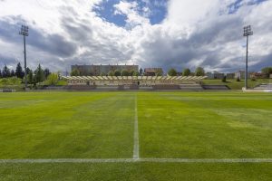 Tribuna a hřiště stadionu klubu SK Hanácká Slavia Kroměříž