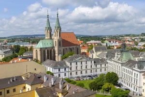 Pohled na kostel svatého Mořice z věže zámku