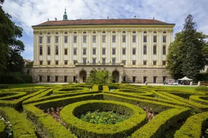 Pohled na Arcibiskupský zámek přes květinový ornament v Podzámecké zahradě